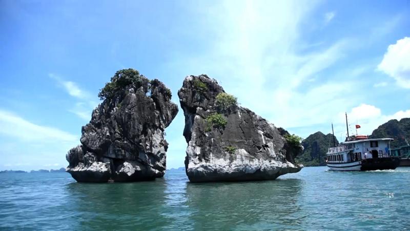 Du khách tham quan Hòn Trống Mái Hạ Long trên tàu du lịch, chụp ảnh lưu niệm